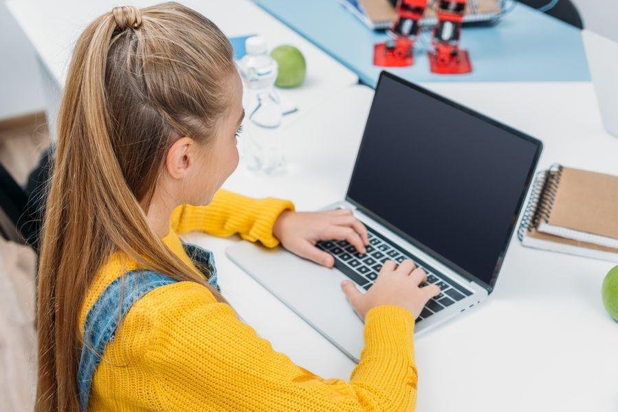 Mädchen am Laptop Mädchen sitzt am Laptop und nimmt am Programmierkurs teil