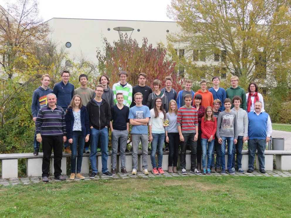 Die Teilnehmerinnen und Teilnehmer mit Dozentin Bettina Kreuzer (hinten rechts) sowie den Veranstaltern Prof. Dr. Martin Kreuzer (vorne rechts), Lehrstuhl f&uuml;r Mathematik mit Schwerpunkt Symbolic Computation, und Dr. Erich Fuchs (vorne links), Institut FORWISS.