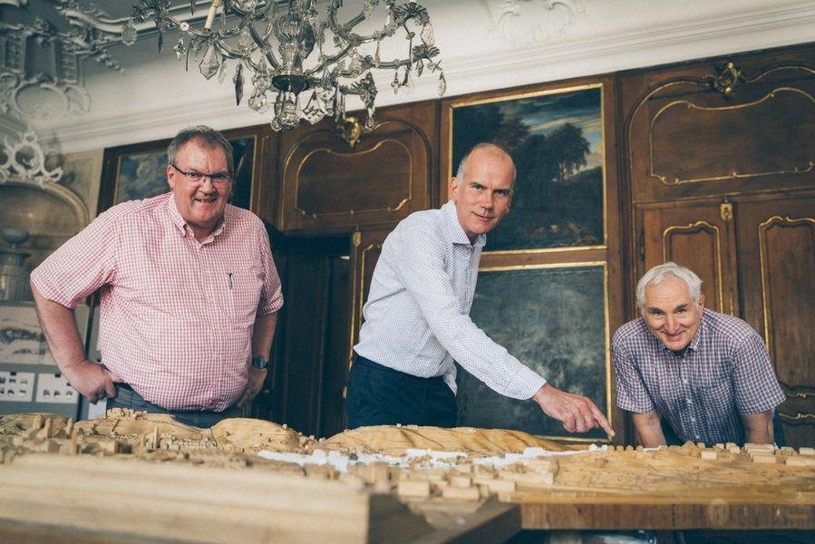 Freuen sich über die erfolgreiche Ausstellungskooperation: Museumsleiter Alois Brunner (v.l.), Prof. Dr. Jörg Trempler und Universitätspräsident Prof. Dr. Ulrich Bartosch. Fotos: Universität Passau