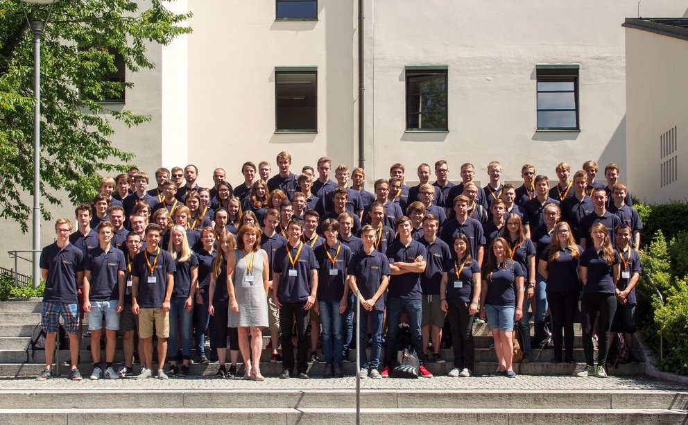 Bildhinweis: Die Teilnehmenden des Informatik-Sommercamps 2016 mit Prof. Dr. Dirk Beyer (1. Reihe, 5. von links) sowie ihren Betreuerinnen und Betreuern. Foto: Klaus Schie&szlig;l