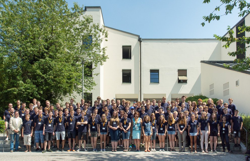 Bildhinweis: Die Teilnehmer des Informatik-Sommercamps 2015 mit Prof. Dr. Christian Lengauer (vorne links) sowie ihren Betreuerinnen und Betreuern. Foto: Klaus Schie&szlig;l
