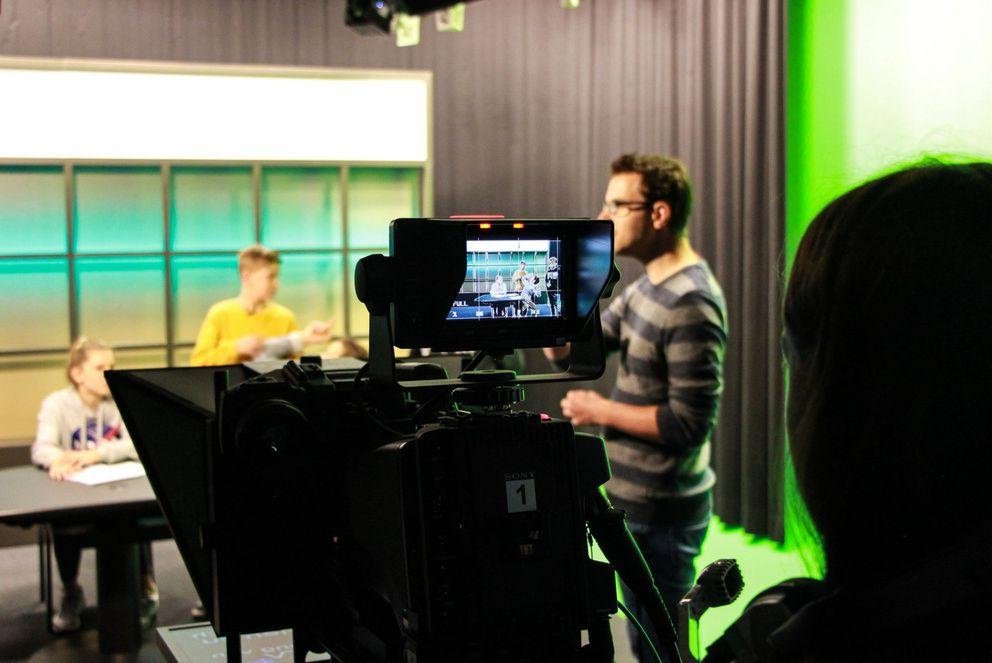 Am Familientag der Universität Passau dürfen sich Schülerinnen und Schüler u. a. im TV-Studio der Universität ausprobieren. Foto: Universität Passau 