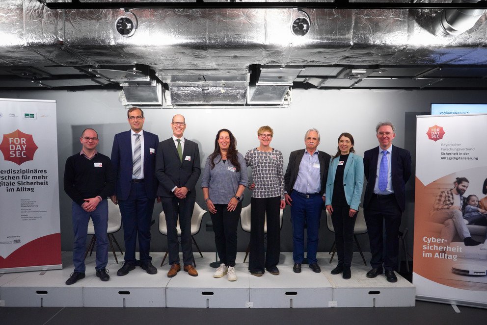 Abschluss-Talkrunde &bdquo;Beyond Awareness&ldquo; mit den Projektteilnehmern von ForDaySec,von links nach rechts: Prof. Dr. Dominik Herrmann, Prof. Dr. Stefan Katzenbeisser, Prof. Dr. Thomas Riehm, Tatjana Halm, Eva Wolfangel, Prof. Dr. Dieter Gollmann, Sabine Ellerhold, Prof. Dr. Felix Freiling; Foto: Jan Greune.