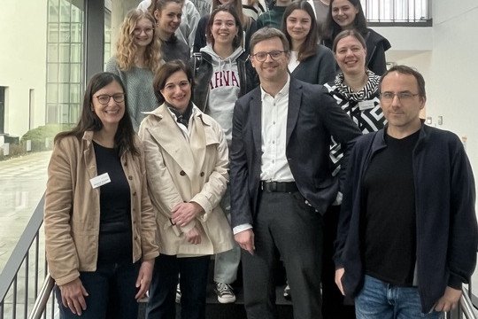 Die Sch&uuml;lerinnen und Sch&uuml;ler bei der Talentwerkstatt an der Uni Passau. Vorne (v.l.) Johanna Schmidt (Studienberatung), Prof. Dr. Bettina Noltenius (Vizepr&auml;sidentin f&uuml;r Studium, Lehre und Ethik), Andreas Zenker (Mitarbeiter des Ministerialbeauftragten f&uuml;r die Gymnasien in Niederbayern), Franziska Beck (Studienberatung) und Dr. Michael Weigl vom Lehrstuhl f&uuml;r Politikwissenschaft mit Schwerpunkt Vergleichende Regierungslehre; Foto: Universit&auml;t Passau