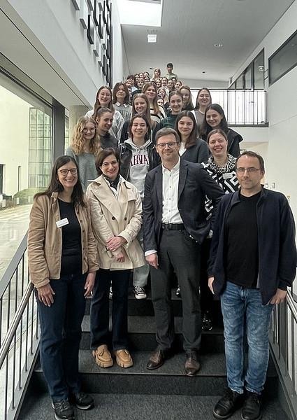 Die Schülerinnen und Schüler bei der Talentwerkstatt an der Uni Passau. Vorne (v.l.) Johanna Schmidt (Studienberatung), Prof. Dr. Bettina Noltenius (Vizepräsidentin für Studium, Lehre und Ethik), Andreas Zenker (Mitarbeiter des Ministerialbeauftragten für die Gymnasien in Niederbayern), Franziska Beck (Studienberatung) und Dr. Michael Weigl vom Lehrstuhl für Politikwissenschaft mit Schwerpunkt Vergleichende Regierungslehre; Foto: Universität Passau