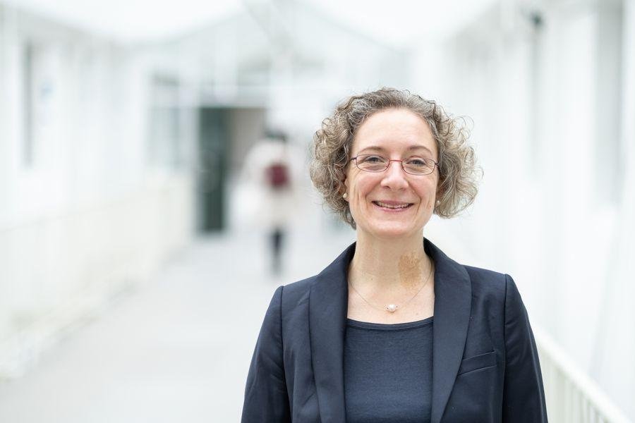 „Ich freue mich, durch die Mitarbeit in diesem Ausschuss zur dauerhaft guten Gestaltung von Arbeits- und Gesundheitsschutz in Deutschland beitragen zu können“, so Prof. Dr. Anna Henkel. (Foto: Universität Passau)