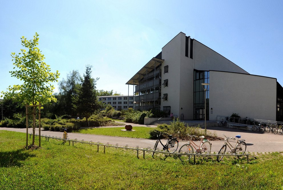 Gr&uuml;nfl&auml;chen am Campus der Universit&auml;t Passau