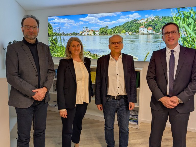 (v.l.) Vizepr&auml;sident Prof. Dr. Harald Kosch, Kanzlerin Barbara Tasch, Staatssekret&auml;r Dr. Rolf-Dieter  Jungk und Pr&auml;sident Prof. Dr. Jan Hendrik Schumann; Foto: Universit&auml;t Passau