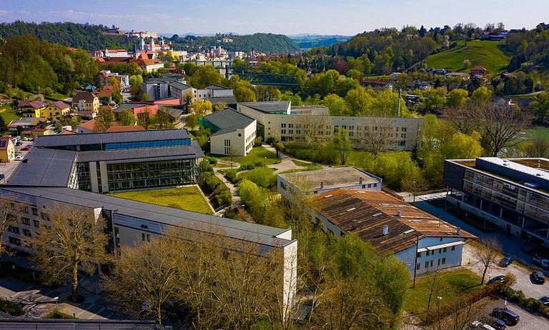 Drohnenaufnahme Verwaltungsgebäude und Juridicum