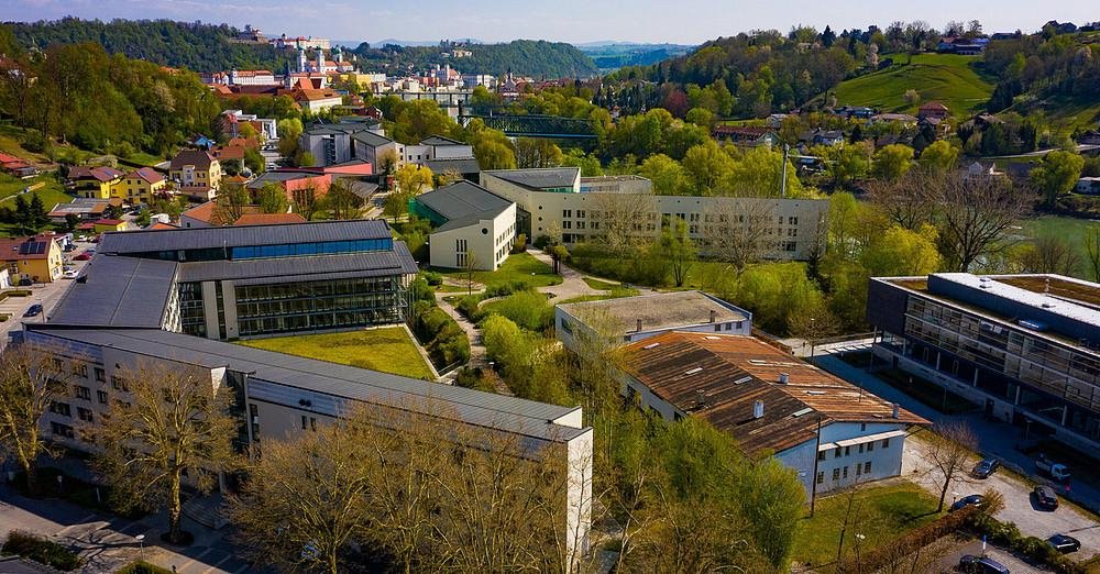 Drohnenaufnahme Verwaltungsgebäude und Juridicum