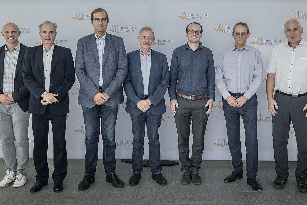 v.l.: Prof. Dr. Michael Granitzer, Projektleiter Dr. Henrich C. P&ouml;hls, Prof. Dr. Stefan Katzenbeisser, Prof. Dr. Joachim Posegga, Taras Holoyad (Bundesnetzagentur), Arvid Rosinski (AUDI AG), Universit&auml;tspr&auml;sident Prof. Dr. Ulrich Bartosch. Foto: Universit&auml;t Passau 
