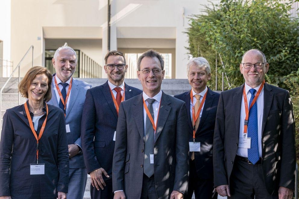 #TRIOKON 2022: Prof. Dr. Susanne Leist (Vizepräsidentin der Universität Regensburg), Prof. Dr. Ulrich Bartosch (Präsident der Universität Passau), Prof. Dr. Oliver Steffens (Vizepräsident der OTH Regensburg), Prof. Dr. Fritz Pörnbacher (Präsident der Hochschule Landshut), Prof. Dr. Clemens Bulitta (Präsident der OTH Amberg-Weiden) und Prof. Dr. Peter Sperber (Präsident der TH Deggendorf) (v. l. n. r.), Foto: Universität Passau 