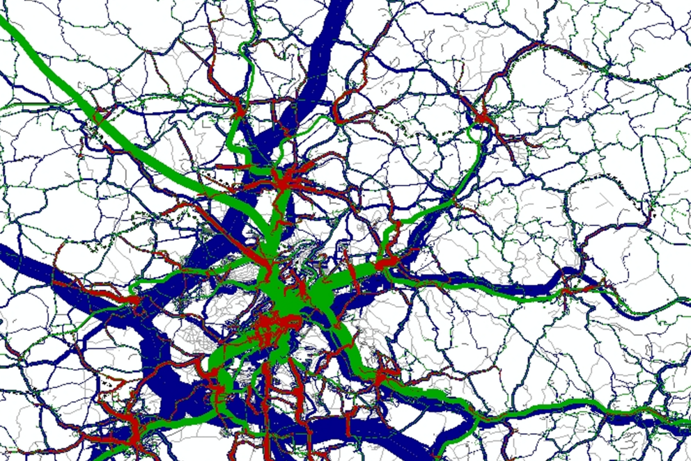 Screenshot zeigt eine Karte, die das Verkehrsaufkommen einer Metropolregion in Farben darstellt. Dabei bildet blau den Individualverkehr ab, grün den ÖPNV und rot On-Demand-Fahrten.