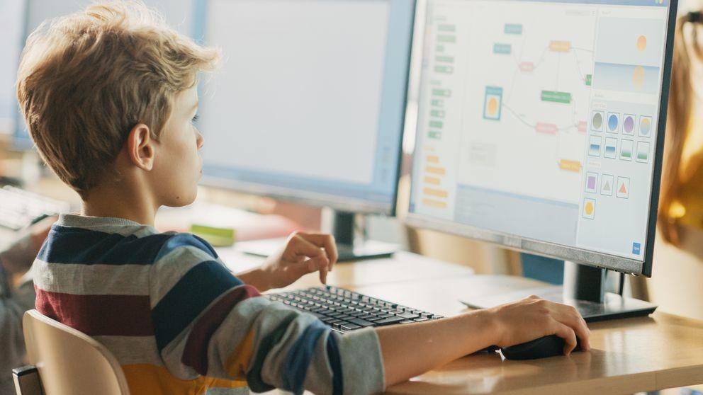 Grundschüler beim Programmieren am PC