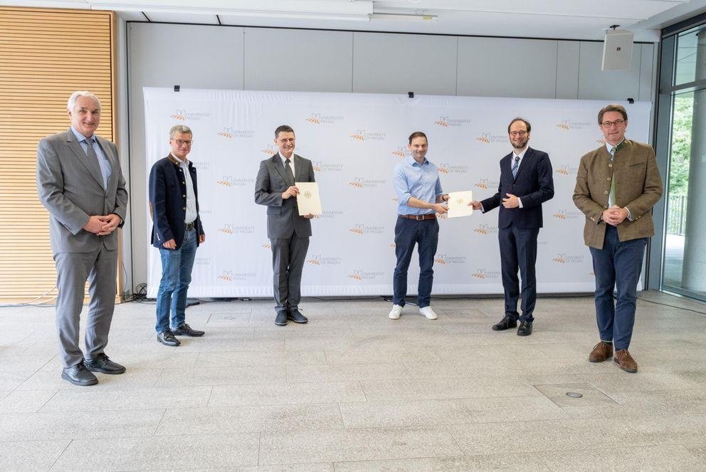 Bildhinweis: Gemeinsame Freude über den Start des Pilotprojekts (von links): Präsident Prof. Dr. Ulrich Bartosch, Staatsminister Bernd Sibler, Prof. Dr. Tomas Sauer (Universität Passau), Dr. Andreas Böhm (One Logic GmbH), Vizepräsident Prof. Dr. Harald Kosch (Universität Passau), Bundesminister Andreas Scheuer. Foto: Universität Passau