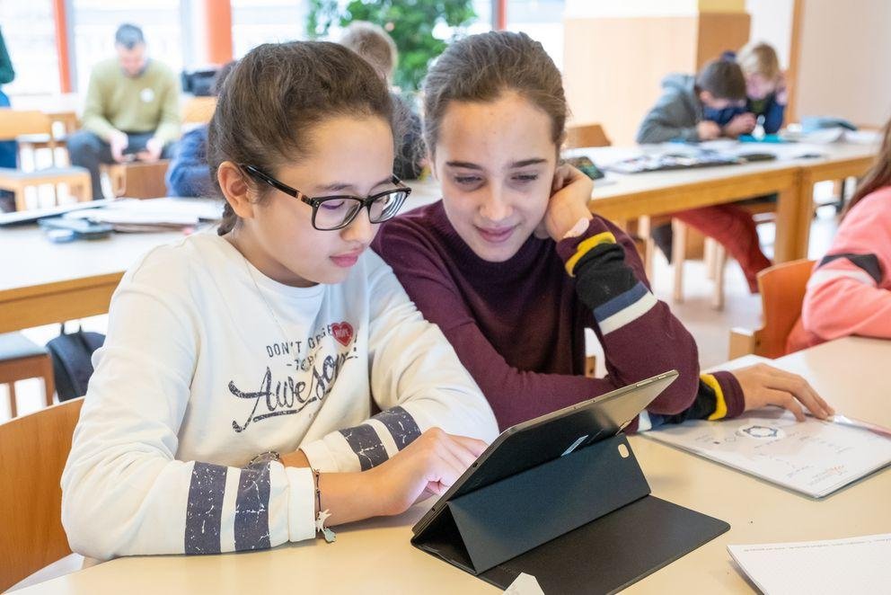 Tüfteln geht zu zweit noch besser: Tracy Lindkamp (l.) und Pia Rokowski beim ersten Workshop für mathematisch begabte Schülerinnen und Schüler in Passau. Foto: Universität Passau Tüfteln geht zu zweit noch besser: Tracy Lindkamp (l.) und Pia Rokowski beim ersten Workshop für mathematisch begabte Schülerinnen und Schüler in Passau. Foto: Universität Passau