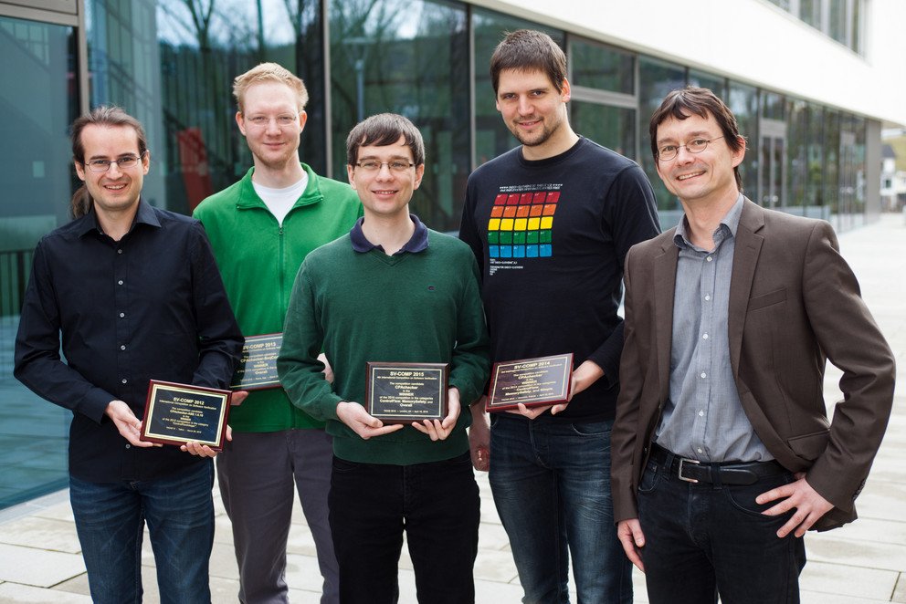 Matthias Dangl (v.l.), Karlheinz Friedberger, Philipp Wendler, Stefan L&ouml;we und Prof. Dr. Dirk Beyer mit den Auszeichnungen des Verifikationswettbewerbs. Foto: Universit&auml;t Passau