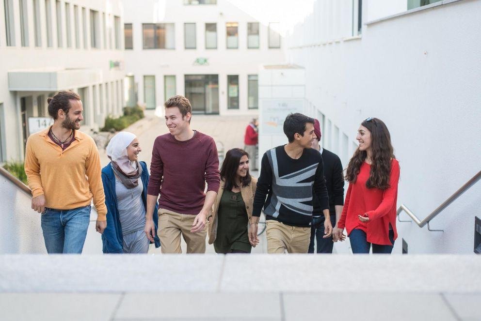 Studierende auf dem Campus