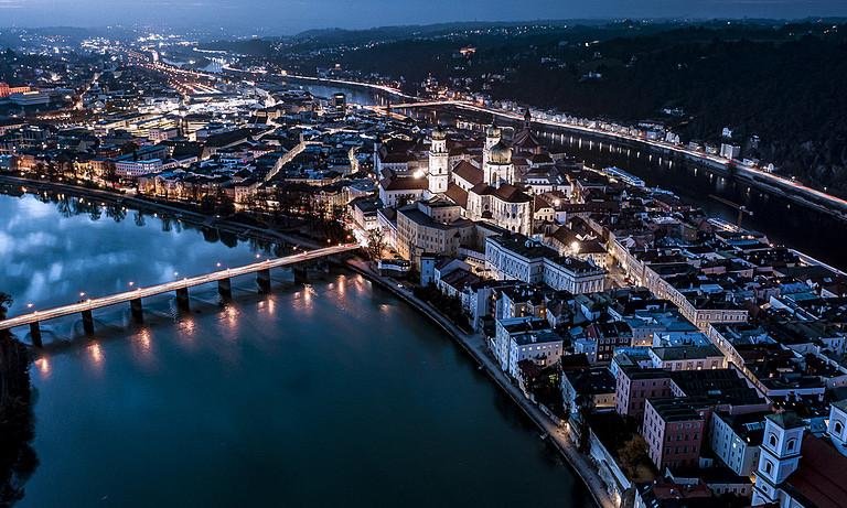 Drohnenaufnahme Marienbrücke am Abend