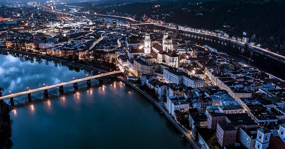 Drohnenaufnahme Marienbrücke am Abend