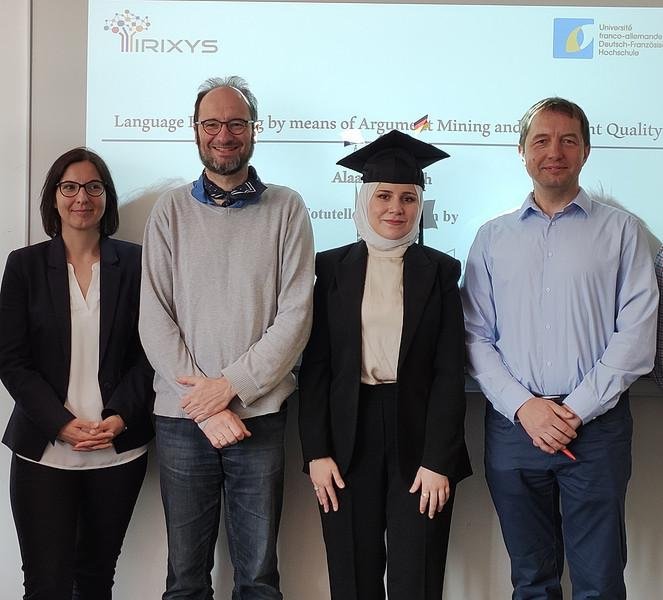 [Translate to Englisch:] Doppelt promoviert: Dr. Alaa Alhamzeh (2.v.r.) mit (v.l.) Prof. Dr. Elisabeth Lex (Universität Graz), Prof. Dr. Harald Kosch (Universität Passau) und Dr. Elöd Egyed-Zgismond (INSA Lyon)