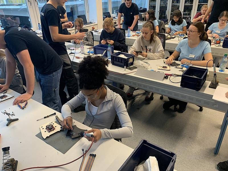 Die jungen Forscherinnen bei der Arbeit. Foto: ZF Friedrichshafen AG 