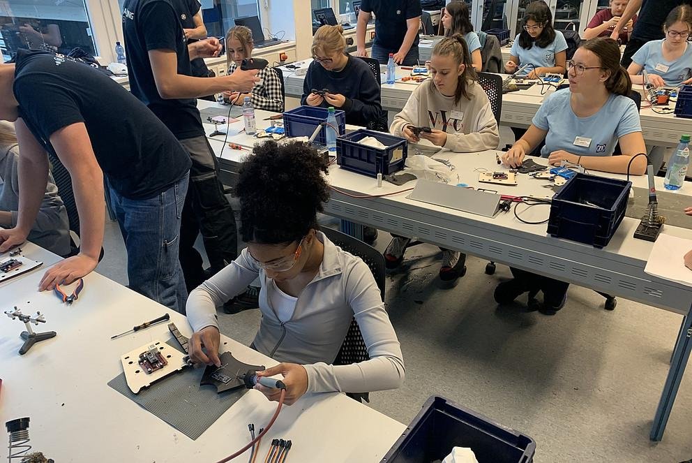 Die jungen Forscherinnen bei der Arbeit. Foto: ZF Friedrichshafen AG 