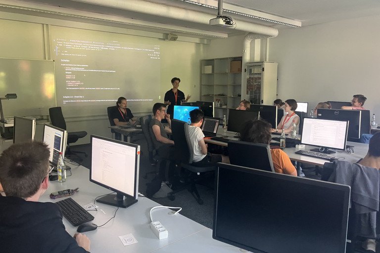 Dekoratives Bild der Kachel 'Sommercamp Informatik 2024'