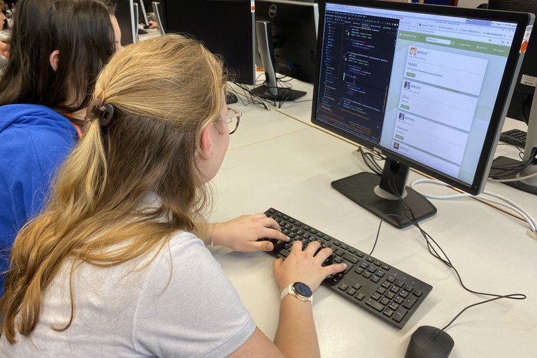 Dekoratives Bild der Kachel 'Sommercamp Informatik 2023'