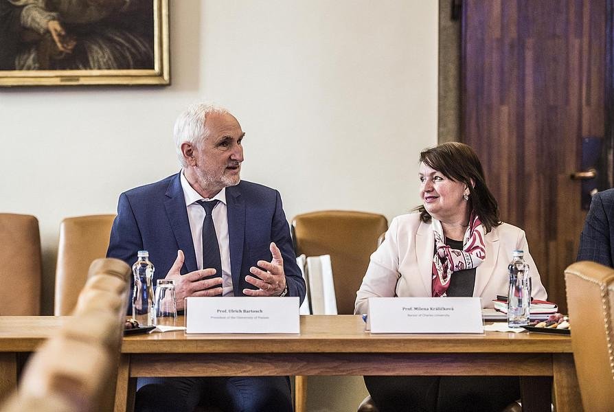 Präsident Ulrich Bartosch im Gespräch mit der Rektorin der Karls-Universität Prag, Prof. Dr. Milena Králíčková, Foto: Vladimír Šigut, Karls-Universität Prag   