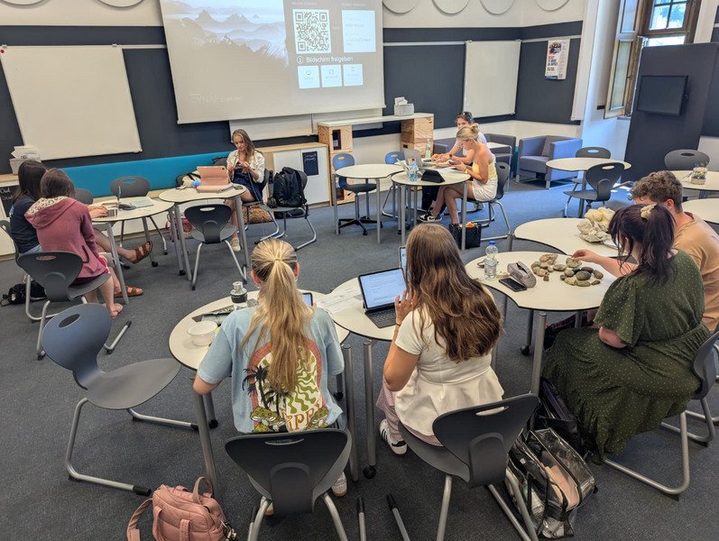 Lehramtsstudierende entwickelten Materialien für ein Atelierprojekt zum Thema „In unserer Schule wächst und arbeitet die Natur“. Foto: ZLF Universität Passau
