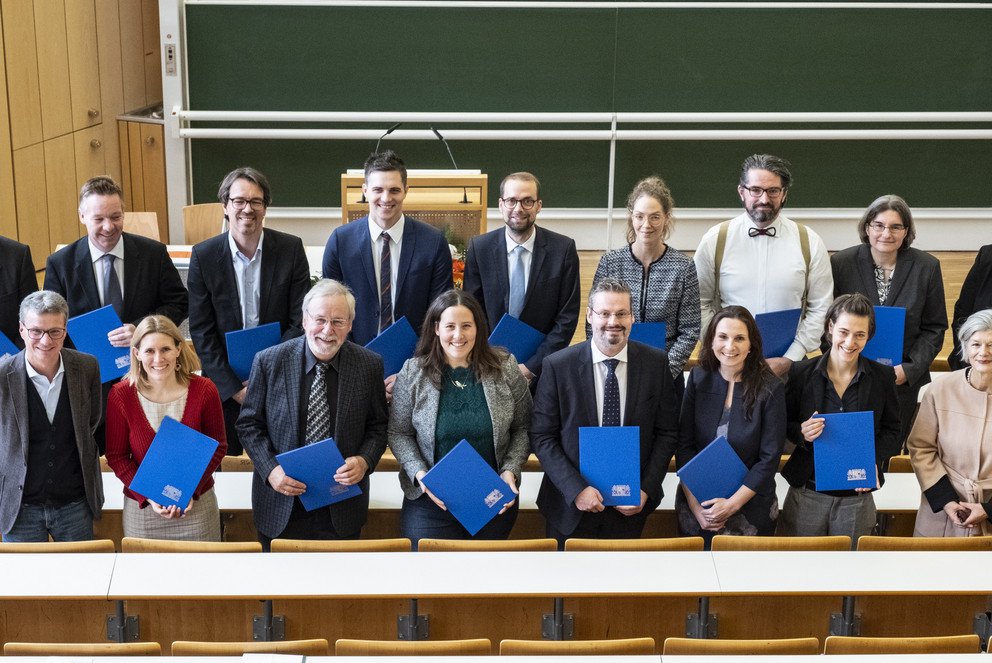 Die Preistr&auml;gerinnen und Preistr&auml;ger mit Staatsminister Bernd Sibler und Universit&auml;tspr&auml;sidentin Prof. Dr. Carola Jungwirth.