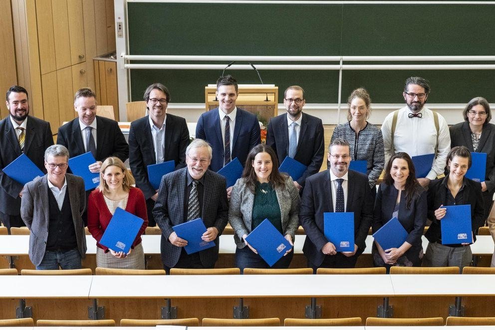 Die Preisträgerinnen und Preisträger mit Staatsminister Bernd Sibler und Universitätspräsidentin Prof. Dr. Carola Jungwirth.