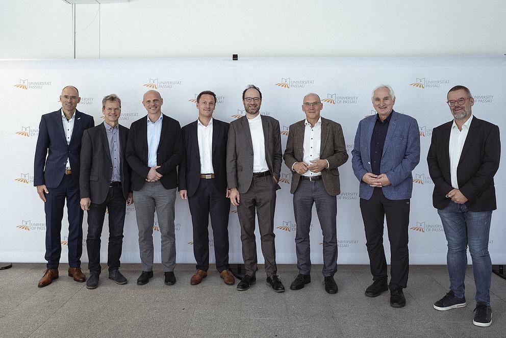 Die Abschlussveranstaltung des 1. AI-Cups an der Universit&auml;t Passau war ein voller Erfolg. Es freuten sich die Initiatoren und Unterst&uuml;tzer (v.l.n.r.): Dr. G&uuml;nther Hribek (Leiter der Abteilung Transfer und Qualifizierung, Universit&auml;t Passau); Dr. Carsten Rudolph (Gesch&auml;ftsf&uuml;hrer BayStartUP); Prof. Dr. Michael Granitzer (Lehrstuhl f&uuml;r Data Science, Universit&auml;t Passau); Maximilian Lenschow (Stellv. Leiter Referat Gr&uuml;nderland Bayern, Bayerisches Staatsministerium f&uuml;r Wirtschaft, Landesentwicklung und Energie); Prof. Dr. Harald Kosch (Vizepr&auml;sident f&uuml;r Akademische Infrastruktur und IT der Universit&auml;t Passau); Dr. Markus Wittmann (Abteilungsleiter f&uuml;r Internationalisierung, Standortpolitik und Invest in Bavaria am Bayerischen Staatsministerium f&uuml;r Wirtschaft, Landesentwicklung und Energie); Prof. Dr. Ulrich Bartosch (Pr&auml;sident der Universit&auml;t Passau); Prof. Dr. Werner Gamerith (Transferbeauftragter der Universit&auml;t Passau). Foto: Universit&auml;t Passau 