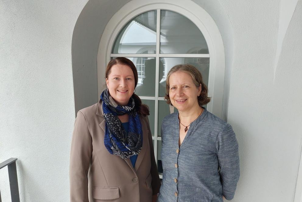 Dr. Petra Redel (links im Bild) (Graduiertenzentrum) und Dr. Alexandra Schick (Zukunft: Karriere und Kompetenzen) organisierten die Auftaktveranstaltung gemeinsam mit Antje Sarodnick (Stabsstelle Diversity) und der Passauer Lokalgruppe von Arbeiterkind.de, Foto: Universit&auml;t Passau