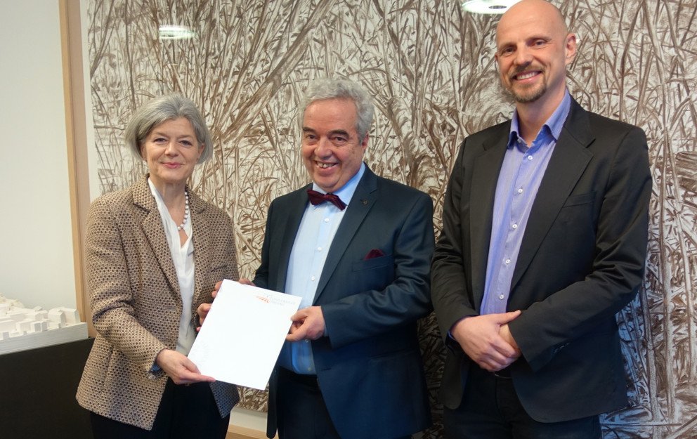 Die Universit&auml;tspr&auml;sidentin und der Dekan der Fakult&auml;t f&uuml;r Informatik und Mathematik hei&szlig;en Jorge R. Cu&eacute;llar J. als Honorarprofessor willkommen.