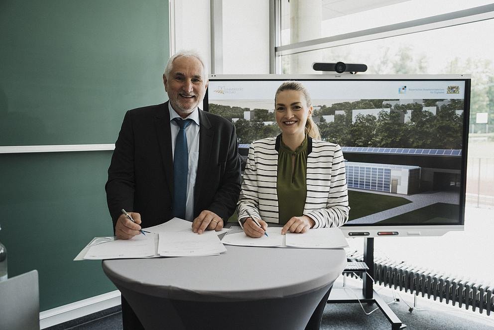 Unterzeichneten gemeinsam die Vereinbarung f&uuml;r das Modellprojekt &bdquo;Bavarian Green Data Center&ldquo;: Staatsministerin Judith Gerlach und Pr&auml;sident Prof. Dr. Ulrich Bartosch. (Foto: Universit&auml;t Passau)