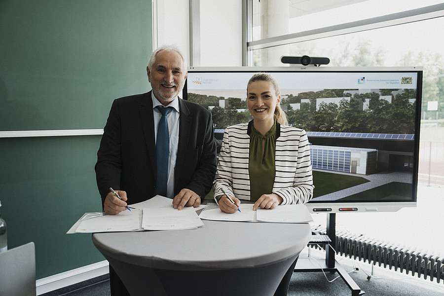 Unterzeichneten gemeinsam die Vereinbarung für das Modellprojekt „Bavarian Green Data Center“: Staatsministerin Judith Gerlach und Präsident Prof. Dr. Ulrich Bartosch. (Foto: Universität Passau)