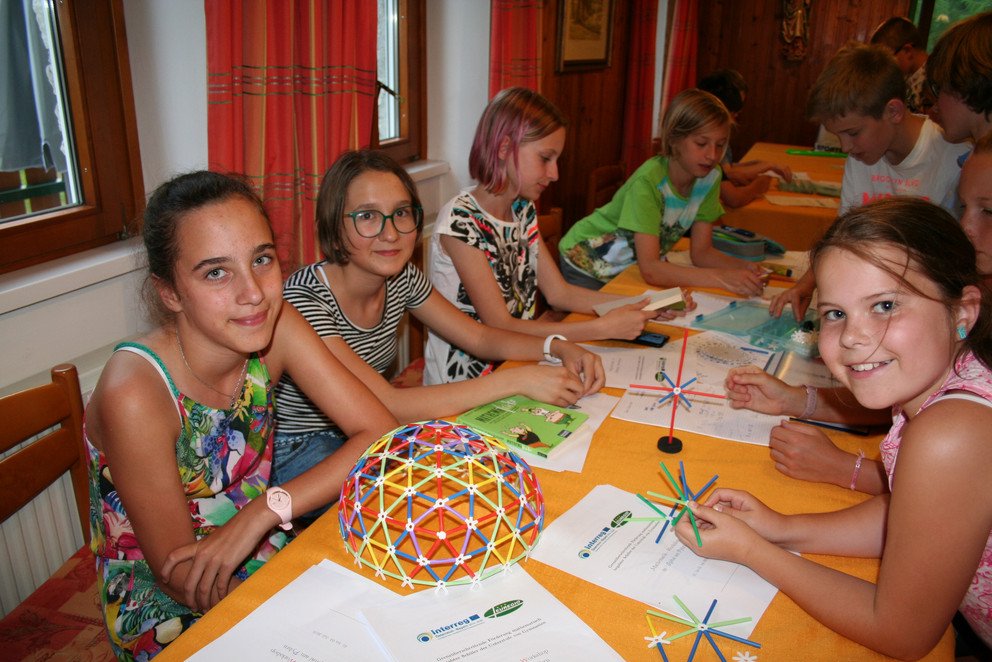 Grenz&uuml;berschreitende T&uuml;ftelei: Pia Rohowski, Valentina Kubicek und Elena Paul arbeiten mit ihren Kameradinnen und Kameraden an einer geod&auml;tischen Kuppel. Foto: Universit&auml;t Passau