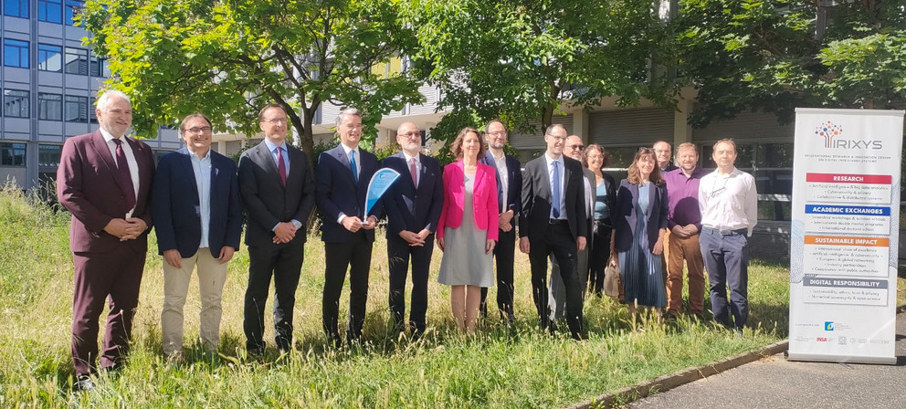 (v. l. n. r.) Ulrich Bartosch, Lionel Brunie, Jan Hendrik Schumann, Philippe Gr&eacute;ciano, Fr&eacute;d&eacute;ric Fotiadu, Jessica Engel, Harald Kosch, Alexander Krebs, Ernesto Damiani, Nadia Bennani, Gabriele Gianini, Florian Wahl, El&ouml;d Egyed-Zsigmond; &copy; INSA Lyon