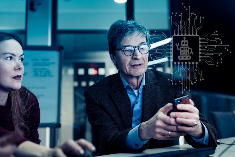 Prof. Dr. Johann Graf Lambsdorff und Deborah Voß vom Fachbereich Wirtschaftswissenschaften im interdisziplinären Projektteam von DeepWrite.