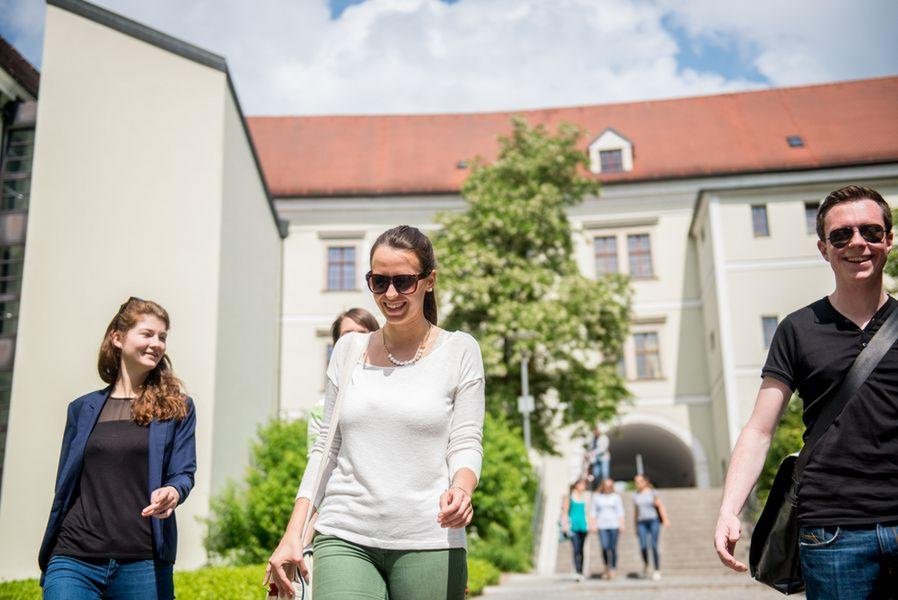 Studierende im Austausch mit der Unileitung