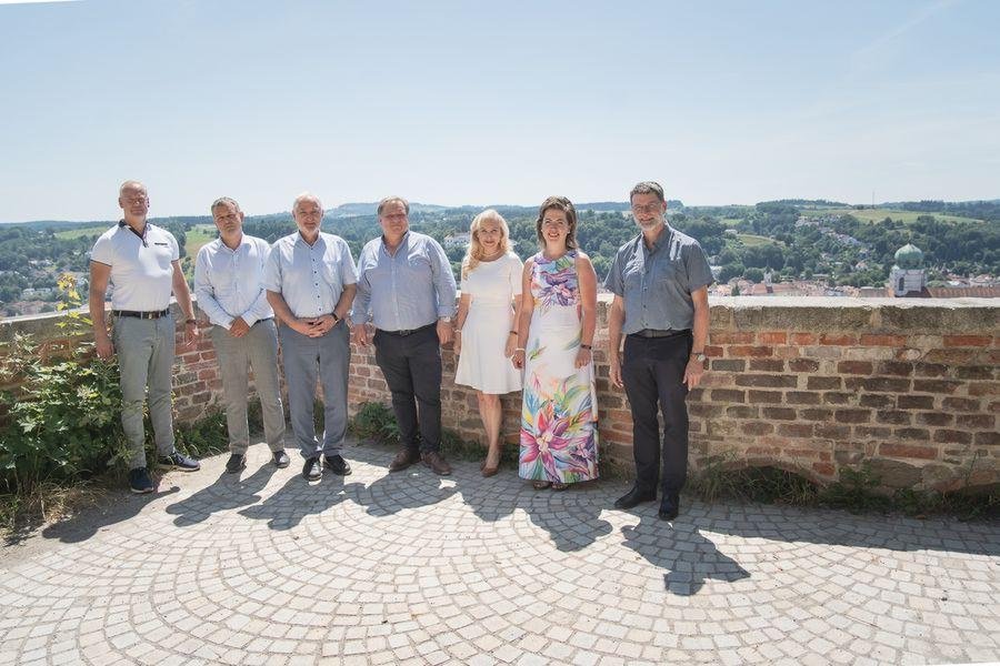 Gruppenbild: (v.l.) Prof. Dr. Thomas Wünsch, Dr. Ludvík Friebel (Vizerektor der Südböhmischen Universität Budweis), Präsident Prof. Dr. Ulrich Bartosch, Rektor Prof. Dr. Bohumil Jiroušek, Vizepräsidentin Prof. Dr. Christina Hansen, Dr. Růžena Štemberková (Leiterin des Zentrums für Technologietransfer), Prof. Dr. Tomas Sauer, Foto: Universität Passau