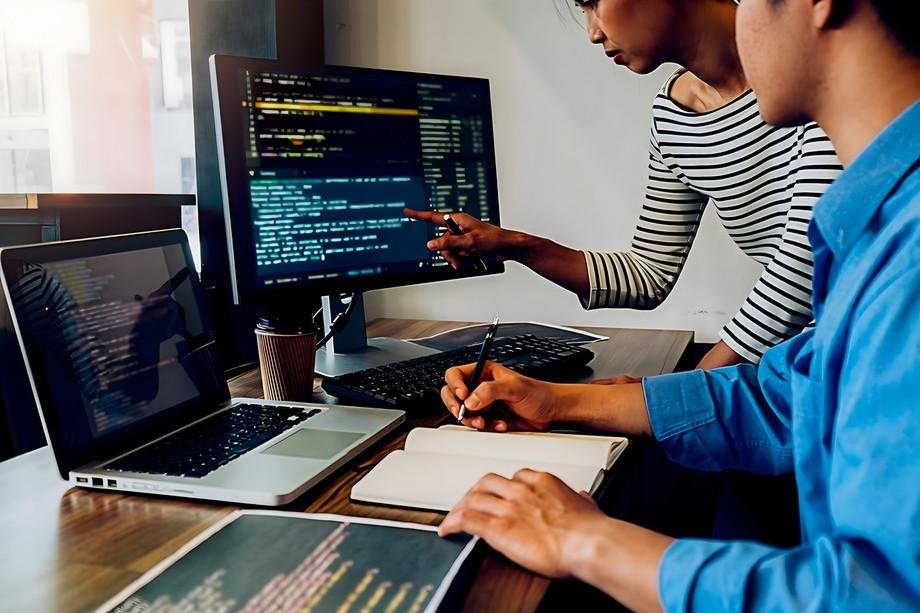 Programmer working in a software development and coding technolo Projekt DeepCode erhöht Code-Qualität mittels Deep Learning