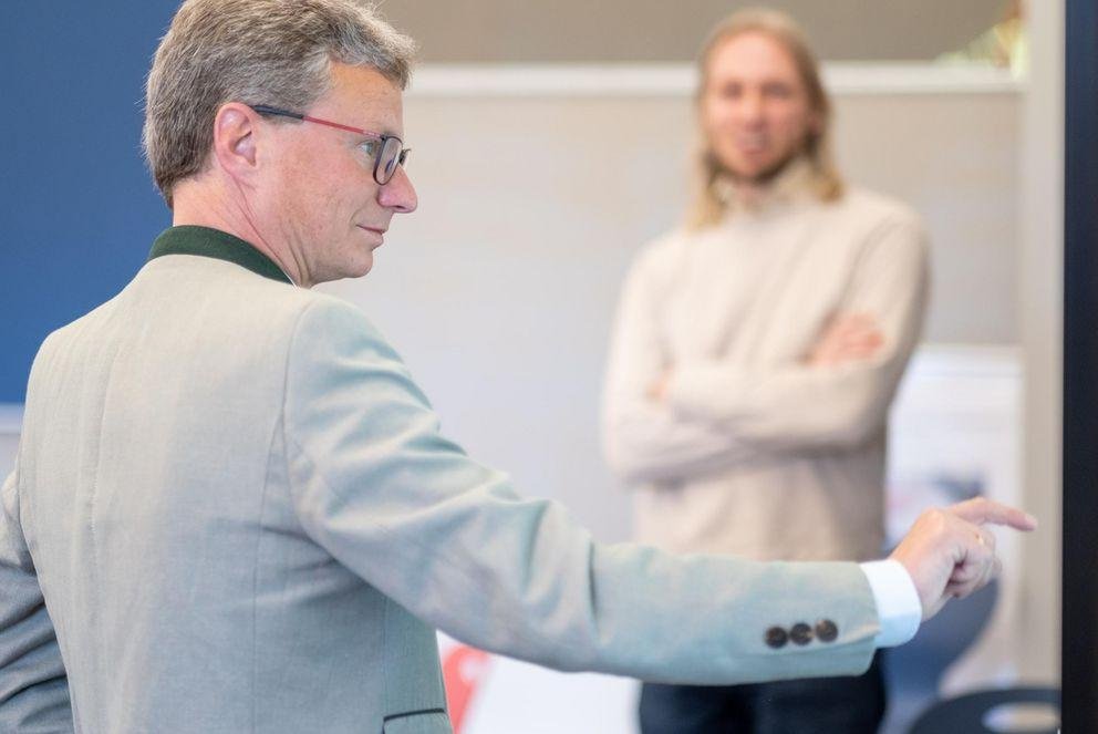 Wissenschaftsminister Bernd Sibler testet am Smartboard das Fortbildungsformat „Cyber Café“