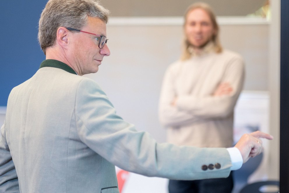 Wissenschaftsminister Bernd Sibler testet am Smartboard das Fortbildungsformat &bdquo;Cyber Caf&eacute;&ldquo;