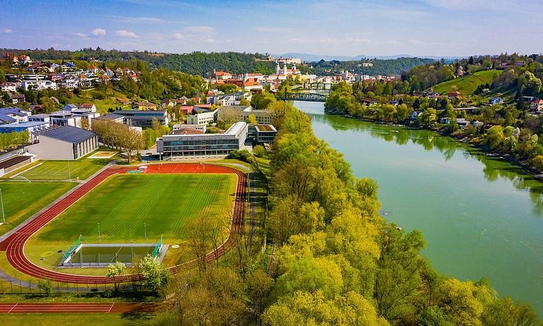 Drohnenaufnahme Sportplatz Uni Passau