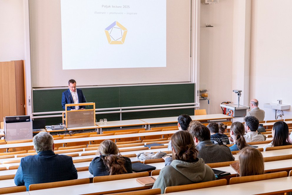 Prof. Dr. Jan Schumann, Vizepräsident für Forschung an der Universität Passau, begrüßt die Gäste im Hörsaal 9 Audimax zum Auftakt der neuen Poljak Vortragsreihe.
