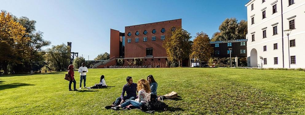 Studierende auf der Innwiese Foto: Universität Passau