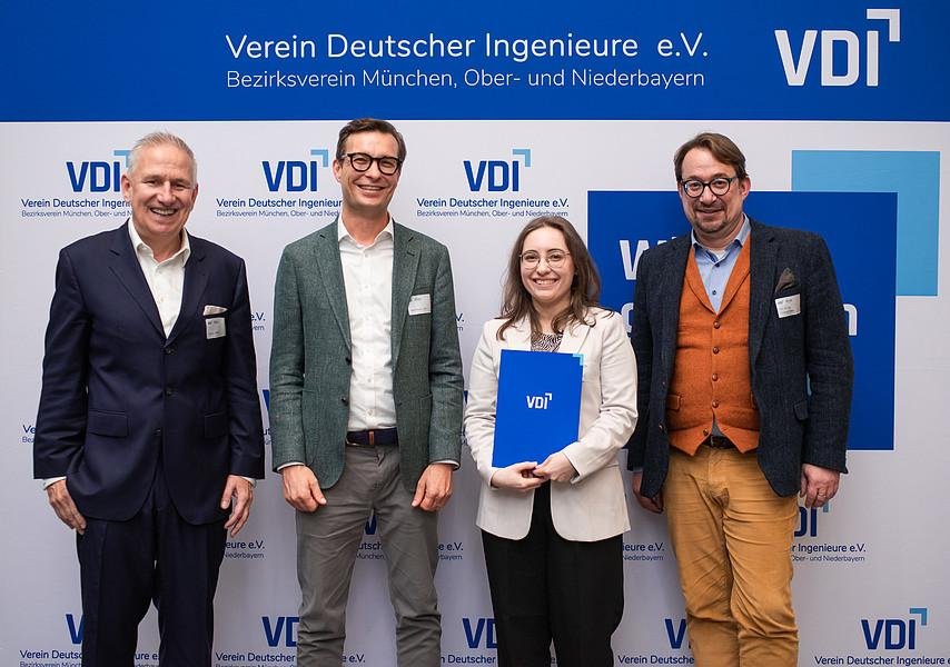 Kristin Fritsch mit Laudator Prof. Dr. Johannes Fottner (1.v.r.), sowie dem Vorsitzenden des VDI BV München, Ober- und Niederbayern Andreas Wüllner (1.v.l.) und Infineon Technologies Senior Director und Gastgeber Rudolf-Thassilo Hurth (2.v.l.) – Copyright: VDI 